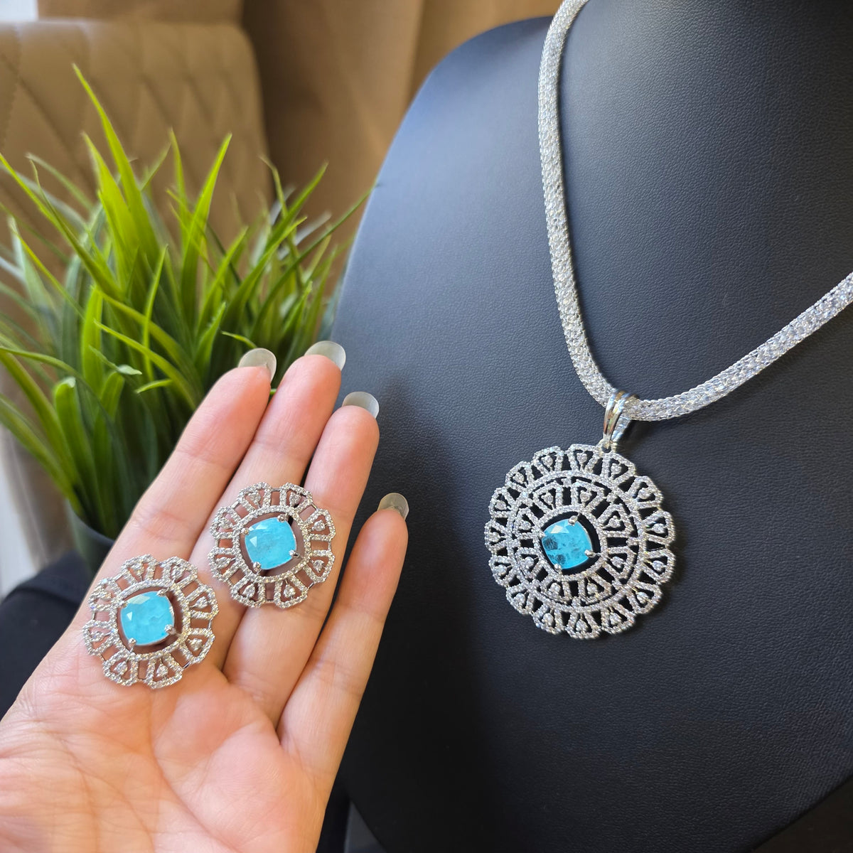 Daisy - Aquamarine Blue Pendant Set