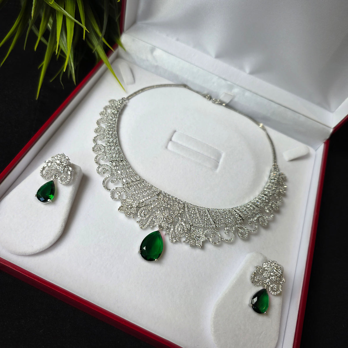 Siniha - Bespoke Emerald Green Necklace Set with Earrings