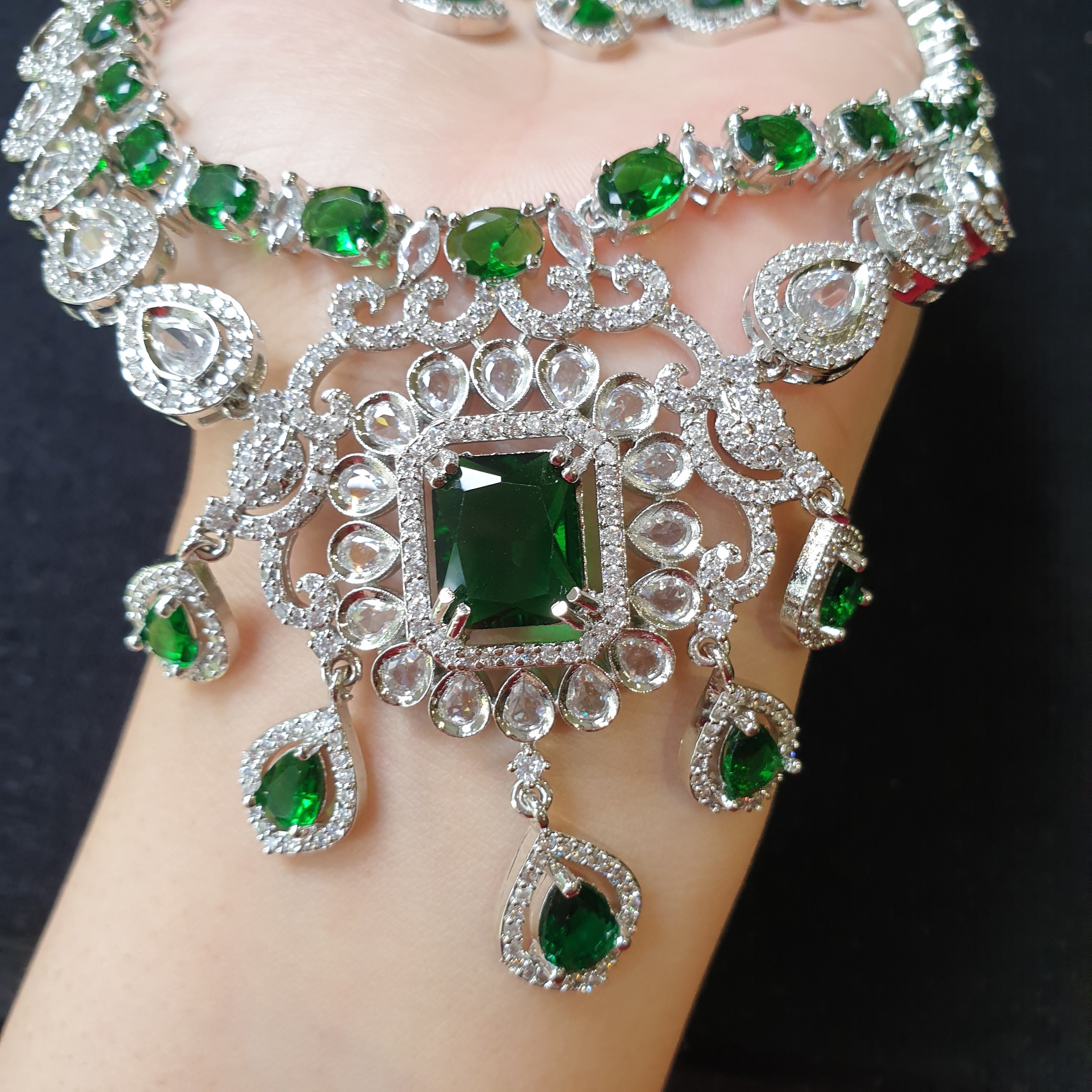 Stunning Emerald Green Necklace Set